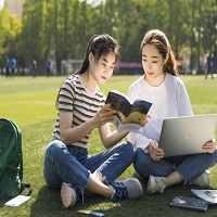 國萬校園招生繳費系統(tǒng)從繳費者的角度分為兩類，分別為校內(nèi)用戶與校外用戶，校內(nèi)用戶通過統(tǒng)一身份認證登錄到系統(tǒng)中，選擇校方提供的繳費項目，選擇自己的支付方式即可完成整個繳費過程。校外用戶可以通過兩種方式登陸：注冊與支付碼登陸，或通過招生老師分享付款二維碼方式登陸后可以完成繳費過程。